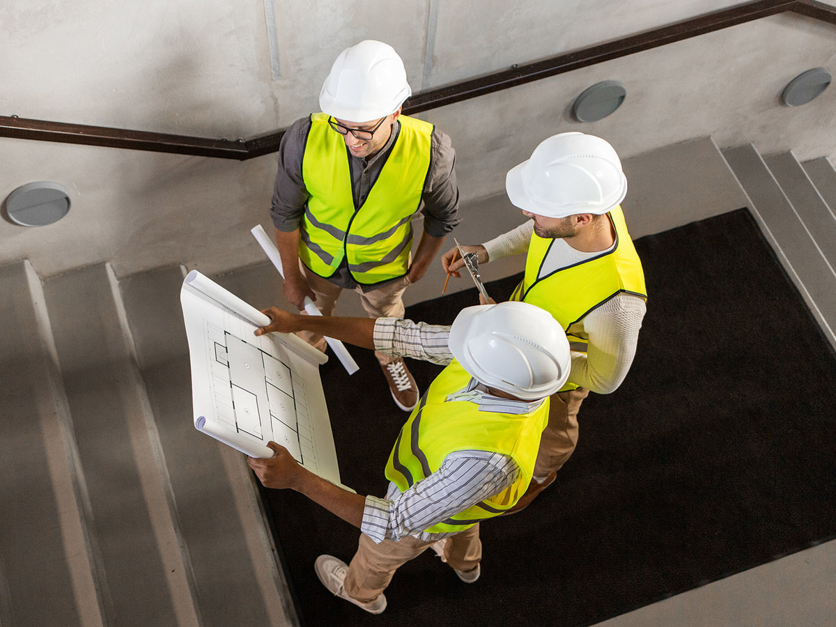 Arkitekter med hjälmar i trappa